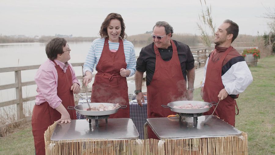 No se podían ir de Valencia sin probar la paella