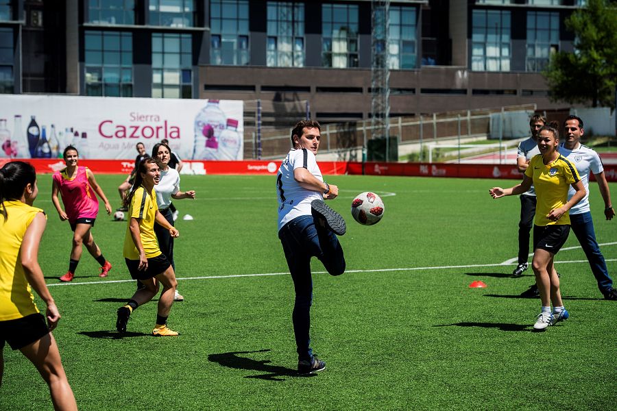 El presidente de Ciudadanos, Albert Rivera, juega al fútbol con las integrantes del Madrid Club de Fútbol Femenino.