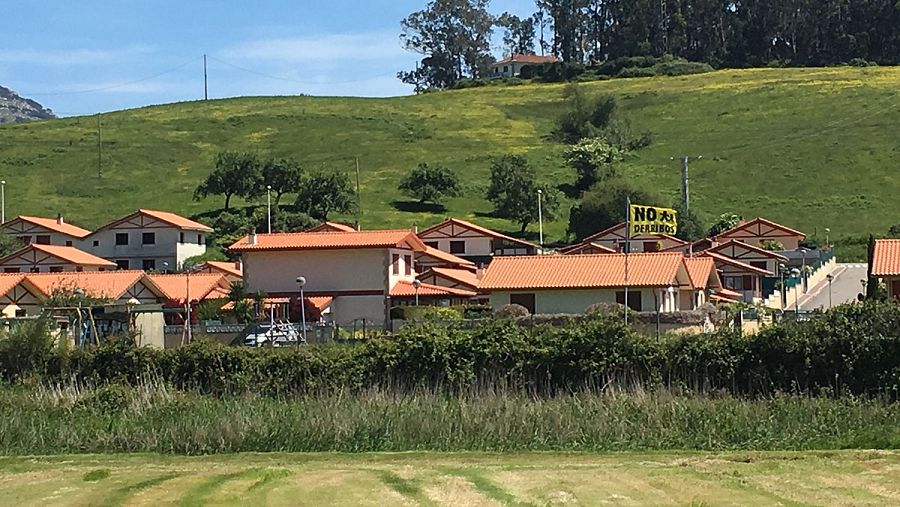 La urbanización La Llana, donde ondea la bandera de AMA en contra de los derribos