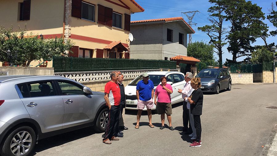 Un grupo de vecinos de la urbanización La Llana conversan con el presidente de AMA