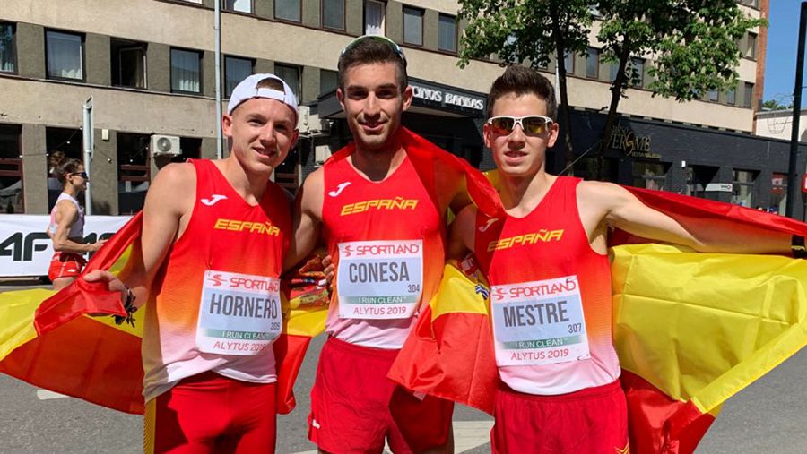 Pedro Conesa, con el equipo masculino de marcha sub20