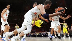 El escolta del Real Madrid Rudy Fernández intenta un pase en el partido ante el Fenerbahçe Beko.