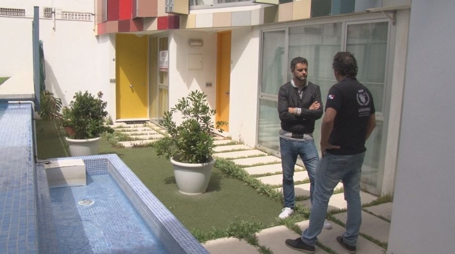 Interior con piscina, en uno de los edificios más llamativos de Jaén