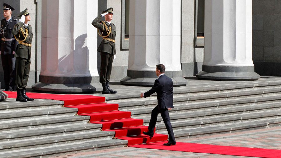 El presidente electo de Ucrania, Vladímir Zelenski (c), a su llegada, este lunes, al Parlamento para su ceremonia de investidura en Kiev (Ucrania).