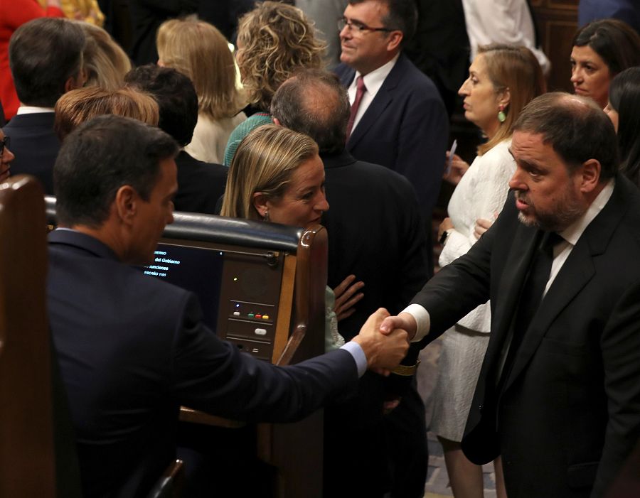 El presidente del Gobierno en funciones, Pedro Sánchez, saluda al diputado electo en prisión preventiva de ERC Oriol Junqueras