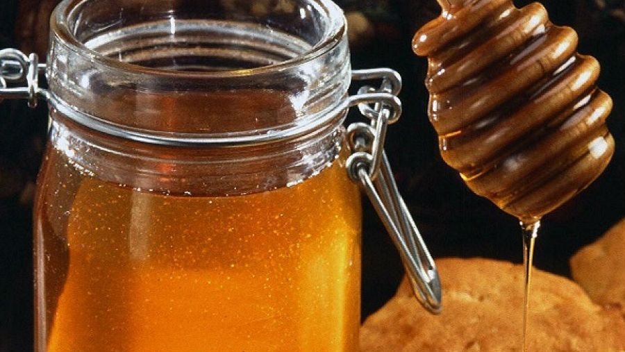 La miel, uno de los productos obtenidos de las abejas
