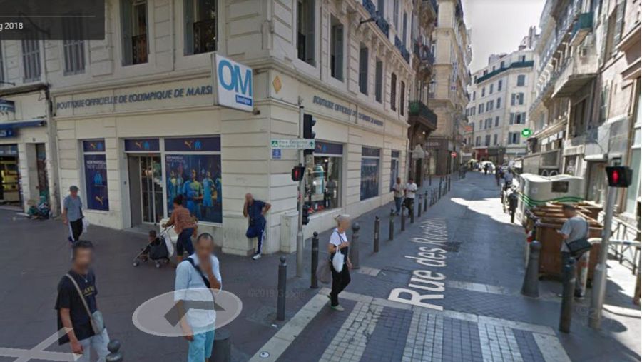 Calle del incidente entre la policía y una persona con muletas