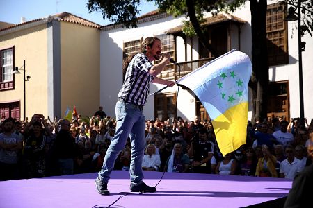 El lider de Podemos, Pablo Iglesias, cierra la campaña electoral en La Laguna, donde ondea la bandera canaria de las 7 estrellas verdes