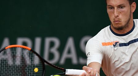 El tenista español Pablo Carreño devuelve una bola a Joao Sousa en primera ronda de Roland Garros.