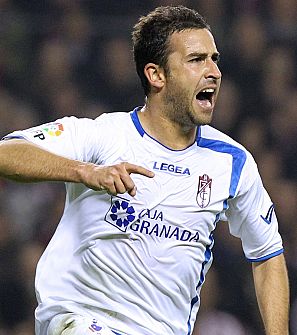 Íñigo López celebra un gol con el Granada.