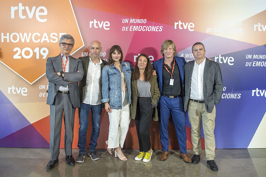 La actriz Andrea Duro, protagonista de 'Promesas de arena', junto a los responsables de la serie