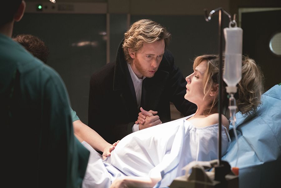 Toni descubre que el médico acusado de robar niños al nacer, sigue ejerciendo