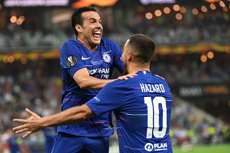 Pedro (i) celebra su gol abrazándose a Hazard