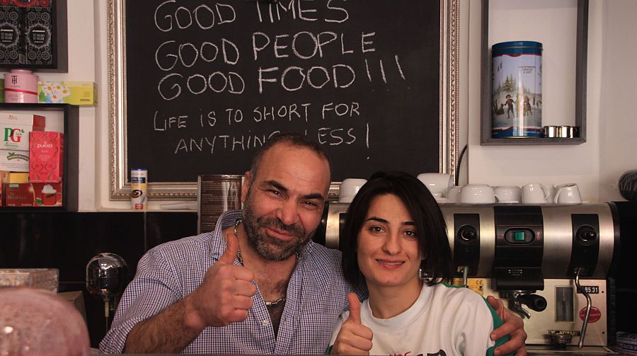 Jamal y Mais en el café.