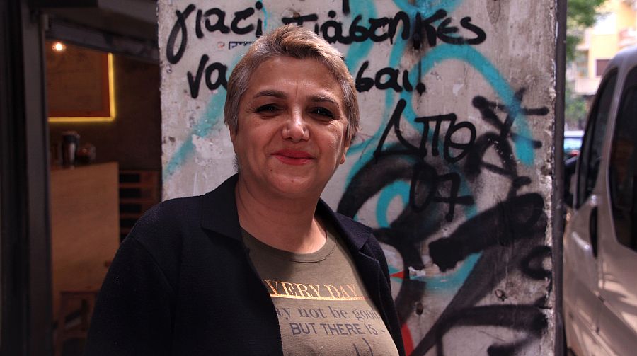 Masia en la entrada del 'squat' en el que vive en Atenas