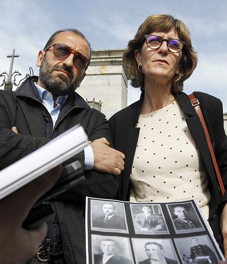 Héctor y Rosal Gil Rodríguez, nietos de Pedro Gil Calonge, reclaman sus restos a la entrada del Valle de los Caídos.
