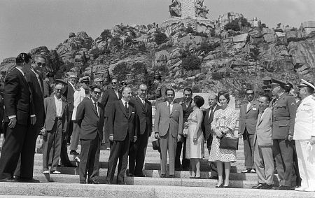 El presidente filipino, Diosdado Macapagal y su esposa visitan el Valle de los Caídos en 1962.