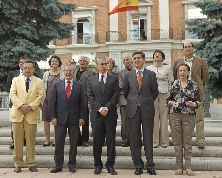 Ramón Jáuregui, ministro de la Presidencia en 2011, junto al grupo de expertos la Comisión para el futuro del Valle de los Caídos.