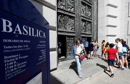 Un grupo de personas hacen cola para entrar en la basílica del Valle de los Caídos.