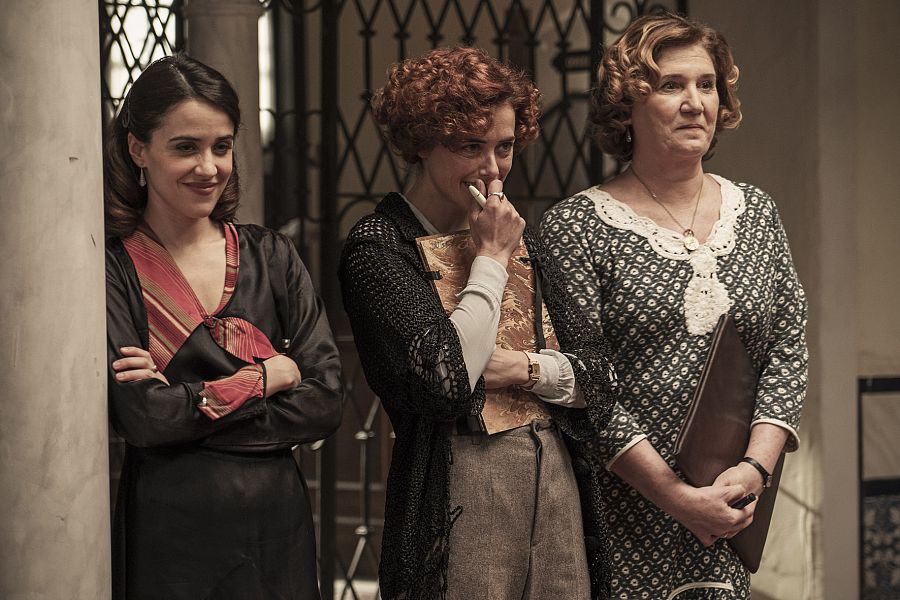 Las profesoras asisten junto a la alumnas a la clase magistral de cine