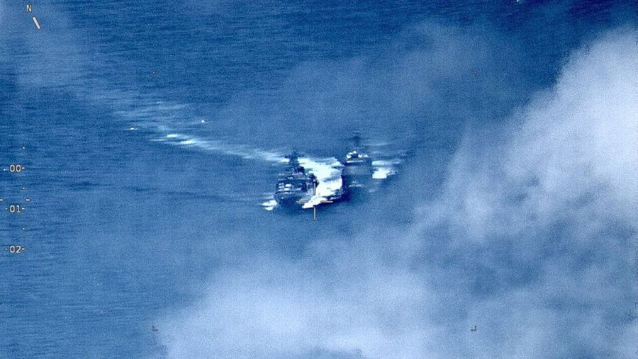 El crucero Chancellorsville de la marina estadounidense cerca de colisionar con el destructor de la marina rusa Almirante Vinogradov