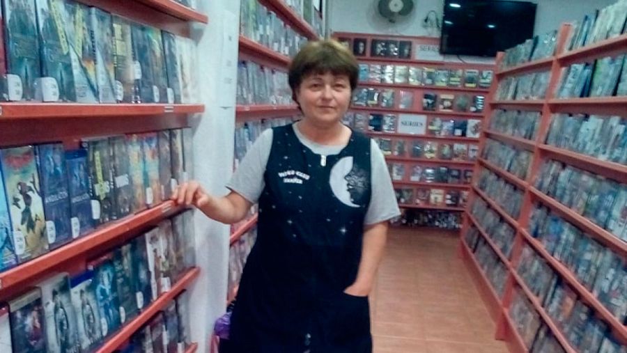 Teresa en el videoclub Samper, situado en la calle mayor, 119, de Pilar de la Horadada, Alicante