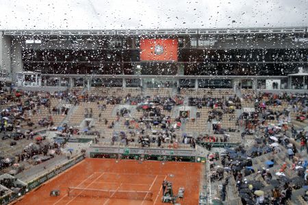 Vista de la pista central de Roland Garros durante la primera interrupción por lluvia del Djokovic-Thiem