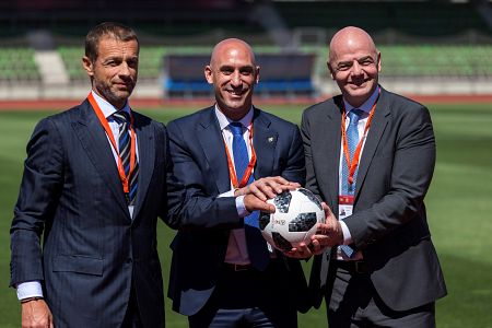 El presidente de la Real Federación Española de Fútbol (RFEF), Luis Rubiales (c), el presidente de la FIFA, Gianni Infantino (c), y el presidente de UEFA, Aleksander Ceferin, en la Ciudad del Fútbol