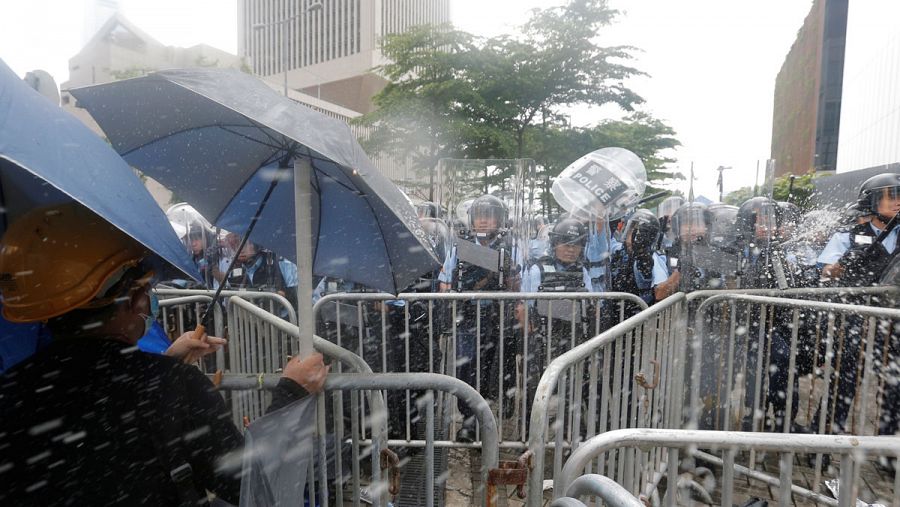 La policía dispara gases lacrimógenos contra manifestantes durante la protesta contra el proyecto de ley de extradición, cerca del Consejo Legislativo, en Hong Kong.