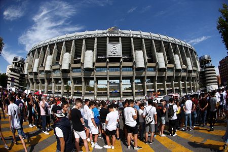 Colas para la presentación de Hazard en el Bernabéu.