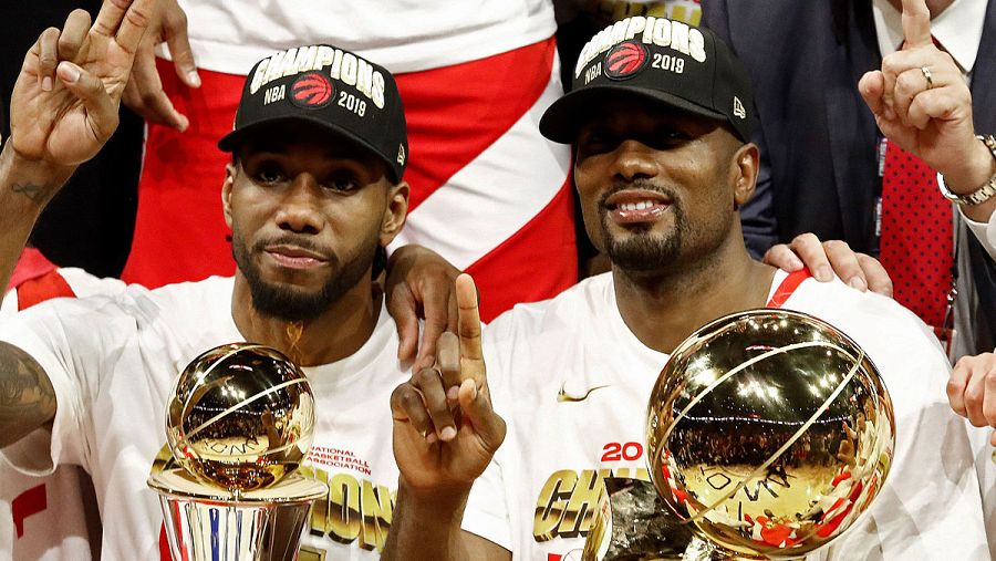 Serge Ibaka y Kawhi Leonard celebran el anillo de los Raptors