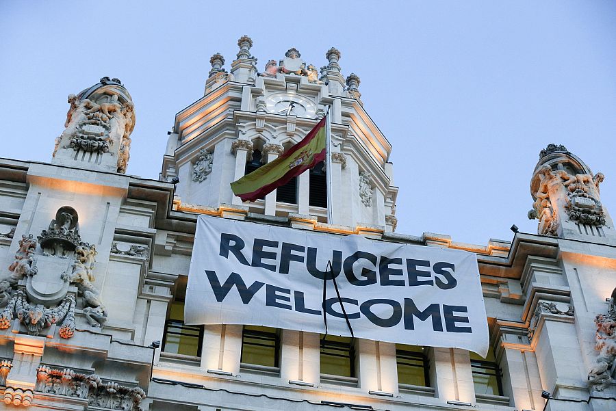 Pancarta en el Ayuntamiento de Madrid a favor de la acogida de refugiados