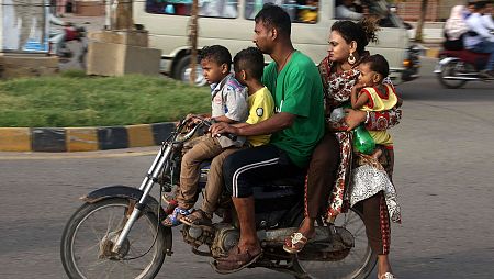 Una familia conduce una motocicleta en Karachi, India