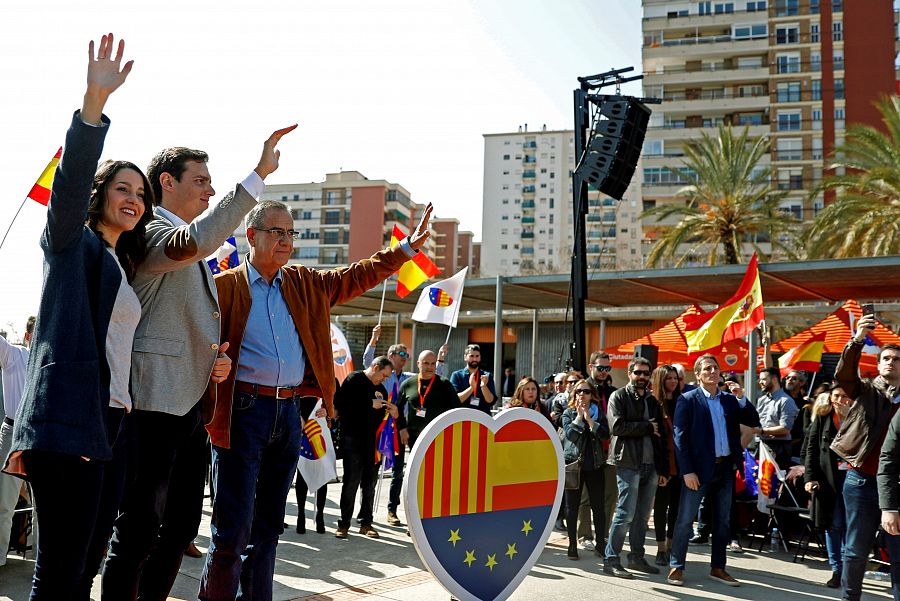 02/03/2019.- Rivera, Arrimadas, Valls y el ex ministro socialista Celestino Corbacho, en un acto en L'Hospitalet de la precampaña del 28A.
