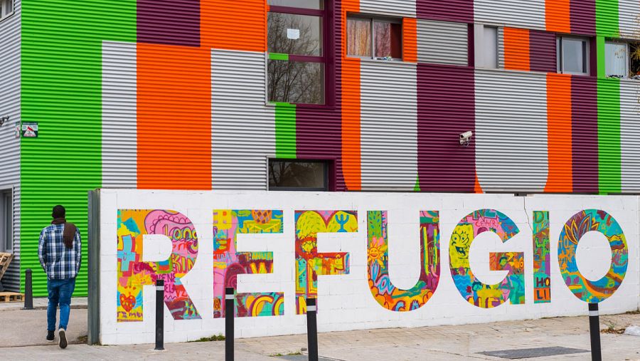 Solicitante de asilo entrando al Centro de Acogida Juan José Rodríguez Ugarte de CEAR en Getafe. © José Sancho.