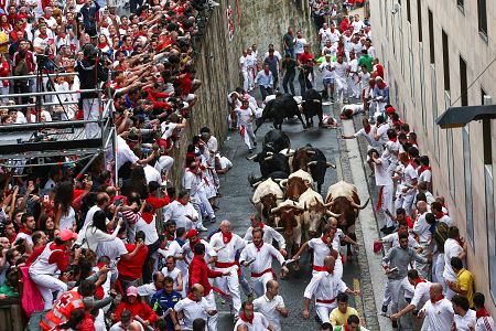 Encierro de Sanfermines a su paso por la cuesta de Santo Domingo