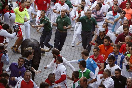 Los pastores conducen a un toro en los Sanfermines