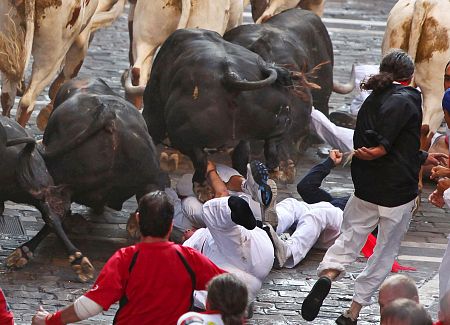 Varios mozos caen ante la manada en un encierro de los Sanfermines
