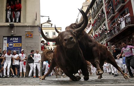Dos toros resbalan en la curva de Mercaderes durante los Sanfermines