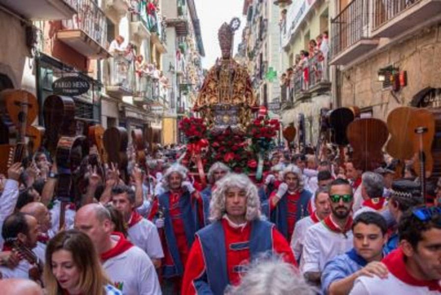 Procesión en honor a San Fermín