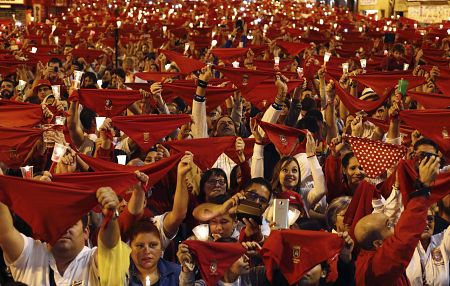 Miles de personas despiden los Sanfermines entonando el 