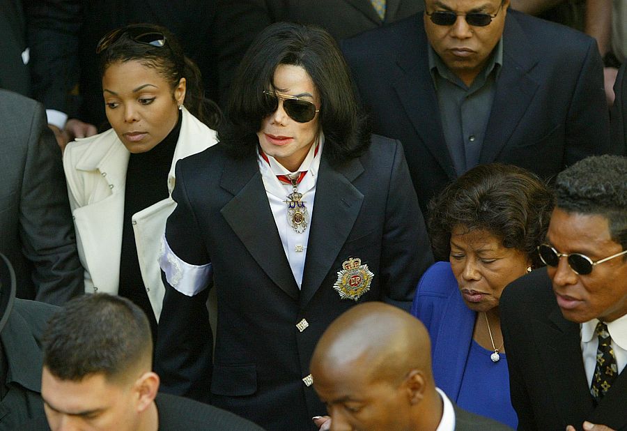 Michael Jackson, a la salida del juicio por abusos en enero de 2004