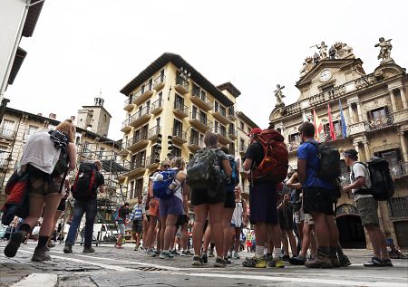 Pamplona recibe a  miles de visitantes con motivo de los Sanfermines