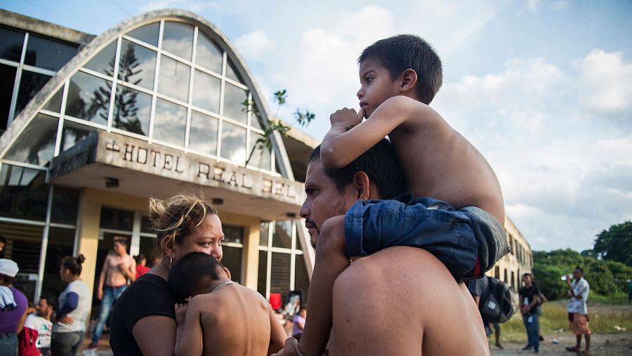 Integrantes de la caravana de migrantes centroamericanos descansan en el municipio de Matías Romero, estado de Oaxaca (México).