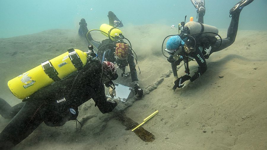 Los buceadores están buscando los barcos del conquistador a quince metros de profundidad.