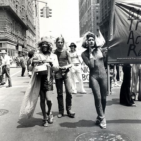 Marsha P. Johnson (izq.) y Sylvia Rivera (dcha.) marchan por las calles de Nueva York en el Orgullo de 1973.
