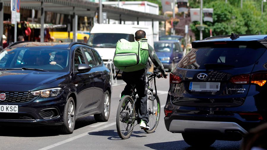 En la imagen, un repartidor en bicicleta por una calle madrileña.