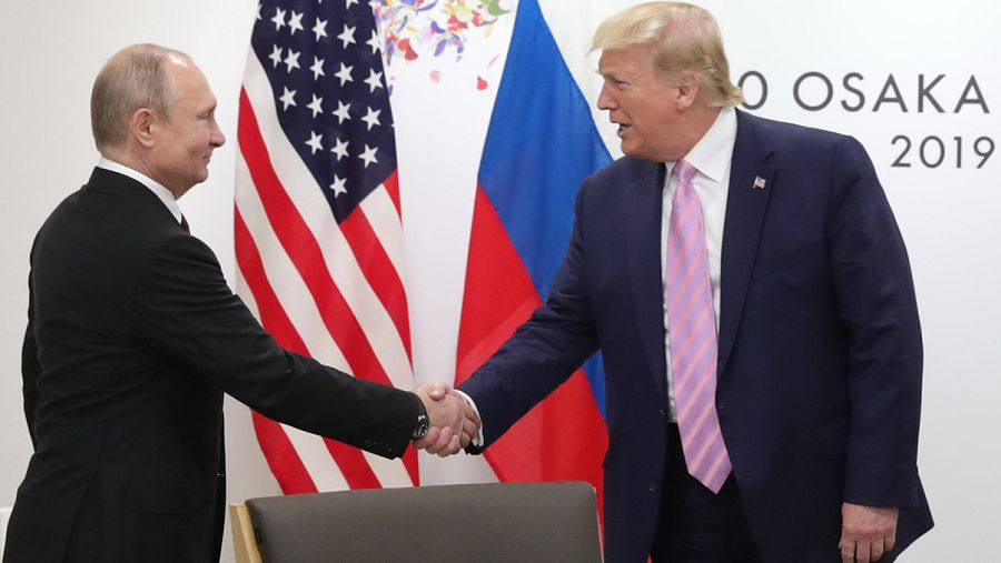 El presidente ruso, Vladímir Putin, y el de EE.UU., Donald Trump, en la cumbre del G20 en Osaka. Foto: Mikhail KLIMENTYEV / SPUTNIK / AFP