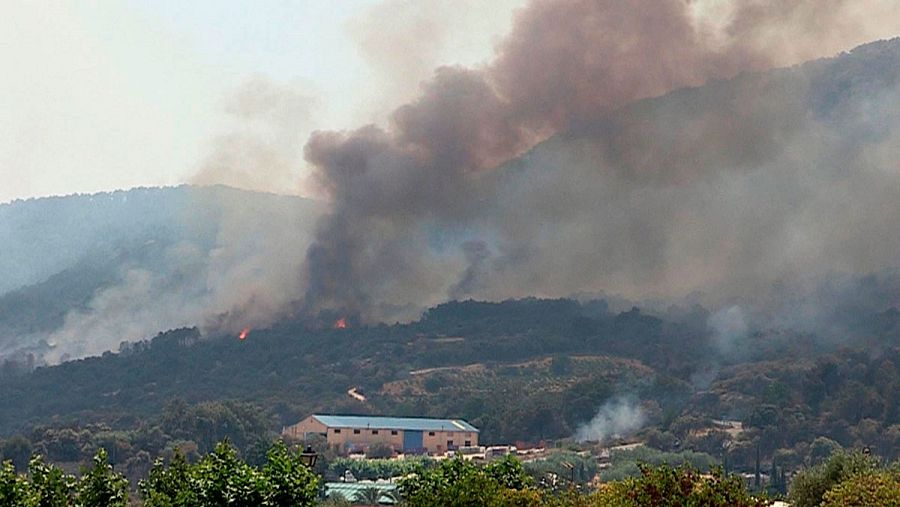 El fuego originado en Almorox, Toledo, se ha extendido a Madrid obligando a desalojar a 600 vecinos de Cadalso de los Vidrios