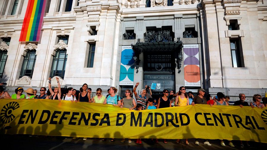Vista general de la manifestación este sábado desde la plaza de Callao a Cibeles, convocada por la Plataforma en Defensa de Madrid Central.